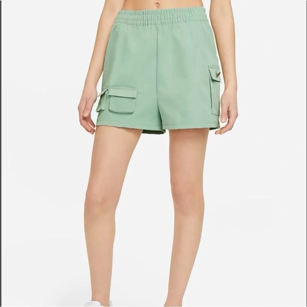 Nike Sportswear Swoosh Cargo Shorts in Steam Green Size Large